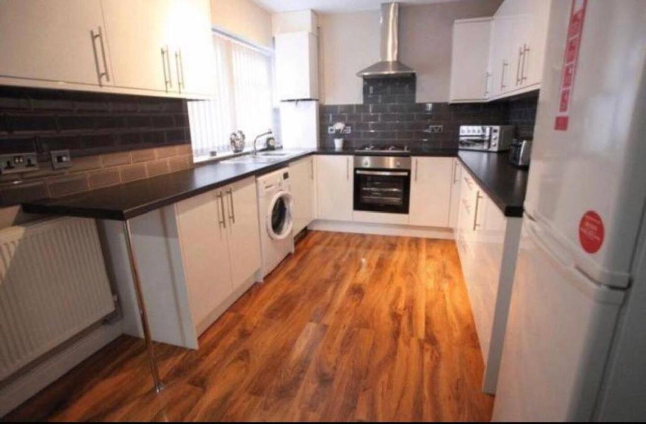 Host Liverpool - City Centre Townhouse, Group Friendly & Parking Exterior photo