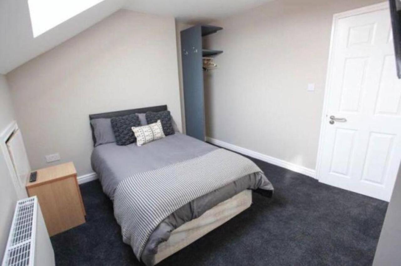 Host Liverpool - City Centre Townhouse, Group Friendly & Parking Exterior photo